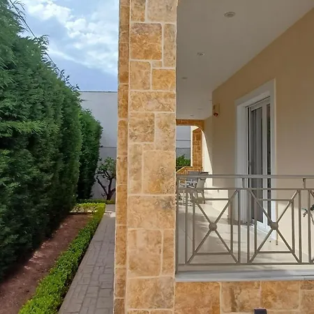 Blue Ark Flat & Aigeira