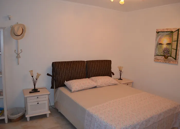 Blue Ark Flat & * Aigeira