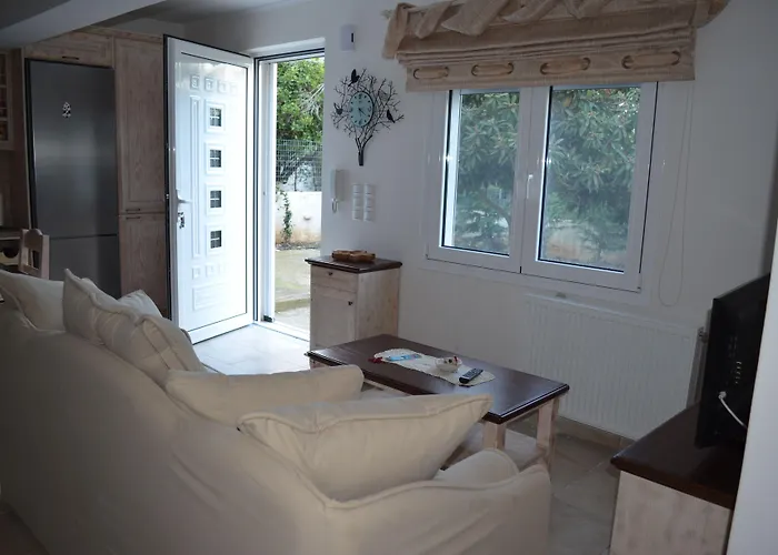 Blue Ark Flat & Aigeira